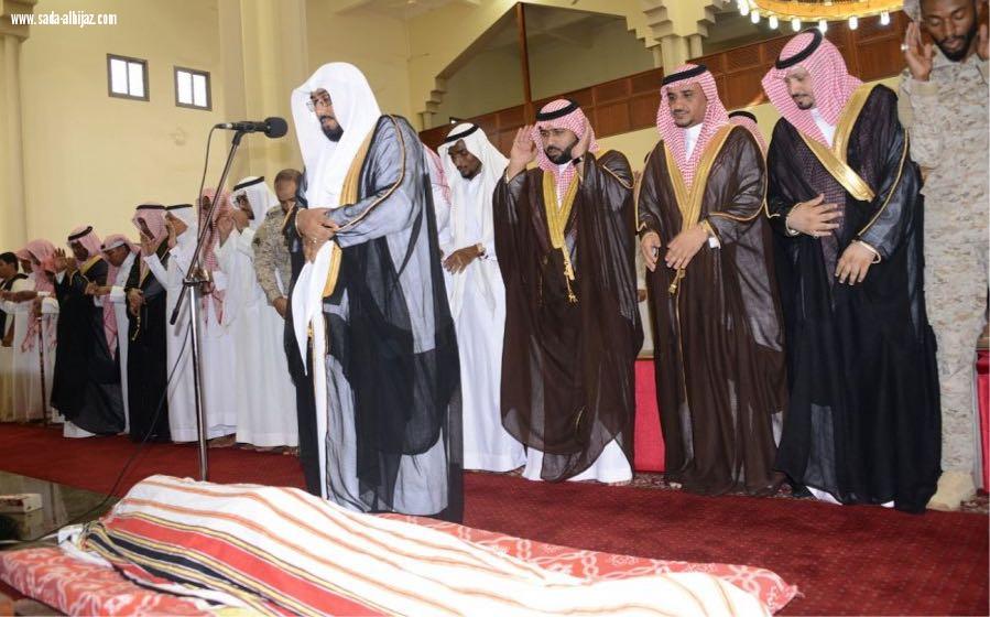  نائب أمير منطقة جازان يؤدي صلاة الميت على شهيد الواجب المجرشي 